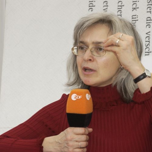 Anna Politkovskaja, Copyright: Das blaue Sofa / Club Bertelsmann, CC BY 2.0 , via Wikimedia Commons