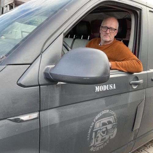 Fagsjefen bak rattet i ModusA. Bilen altså. Den første som er sendt i stiftelsens navn. Flere kommer.